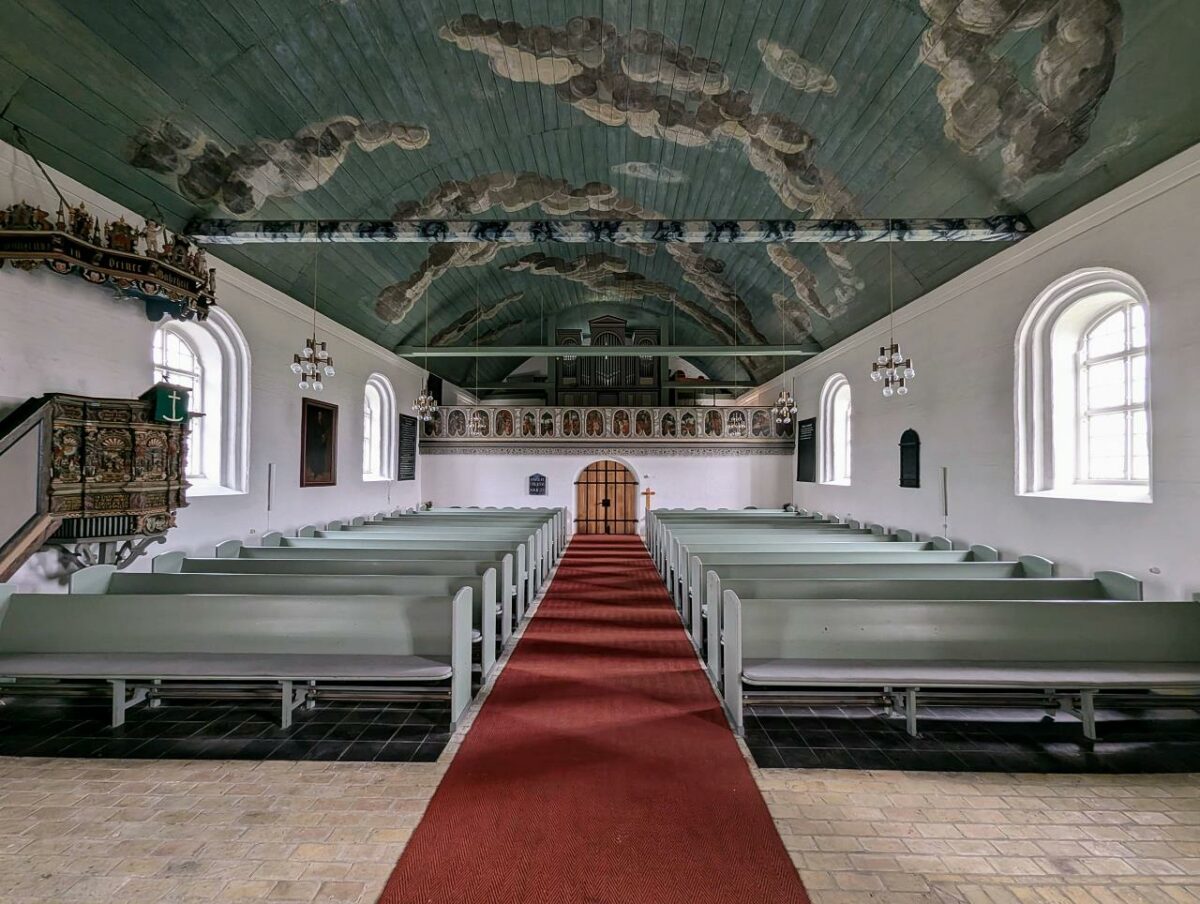 Rimbertikirche in Emmelsbüll mit dem kunstvoll bemalten hölzernen Tonnengewölbe